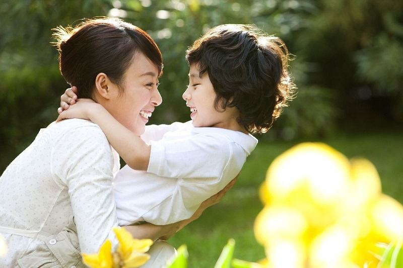 Mẹ luôn yêu thương và chăm sóc chúng ta Mẹ luôn yêu thương và chăm sóc chúng ta