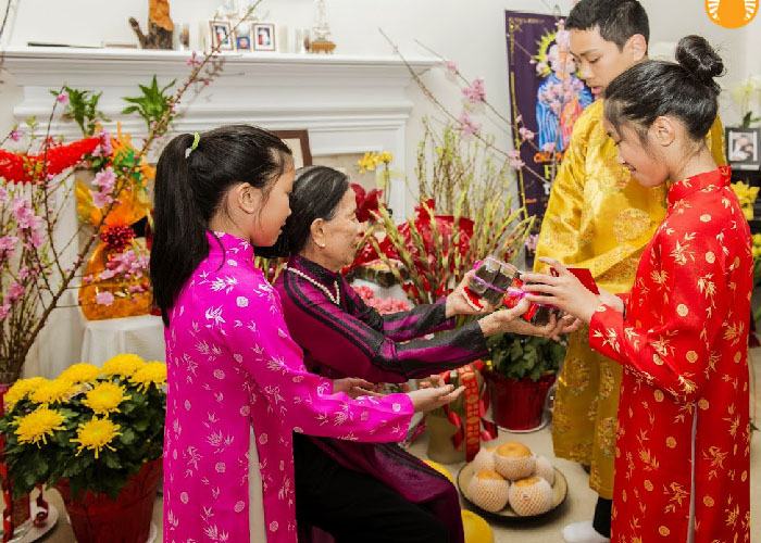 mo thay dem giao thua diem gi Mơ thấy giao thừa phản ánh bạn là người không giỏi bọc lộ cảm xúc ra bên ngoài